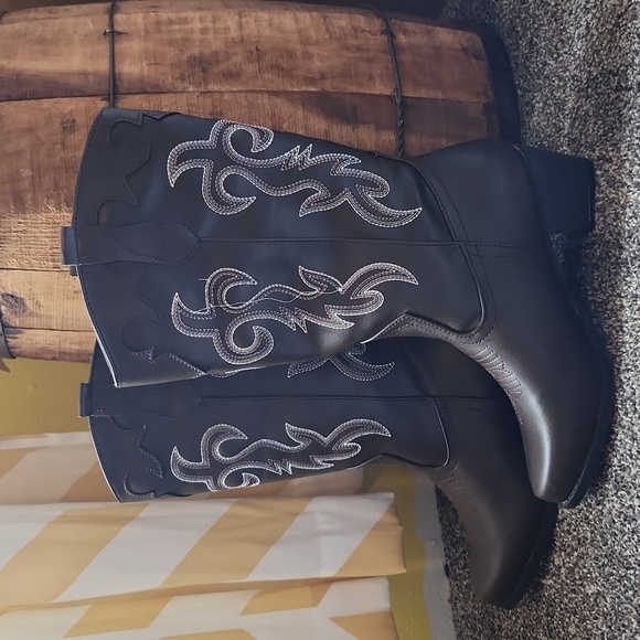 Cowboy boots - Picture 1 of 4